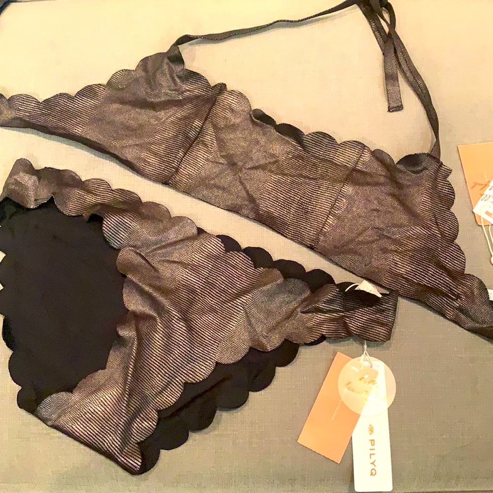 NWT PilyQ Reversible Scalloped Swim Bottoms - M